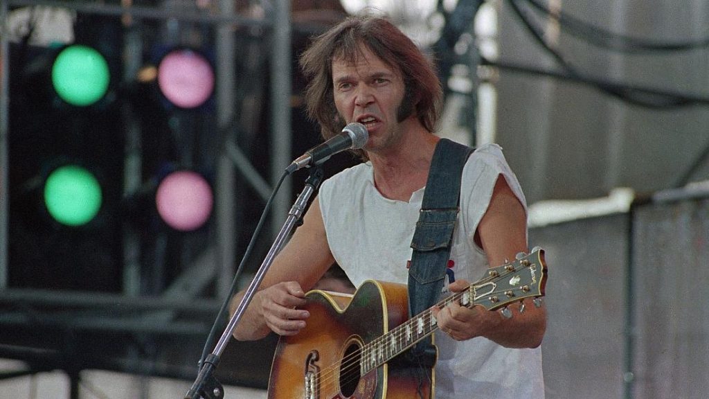 Neil Young 'Harvest' Terima Konser Penghormatan di Paris